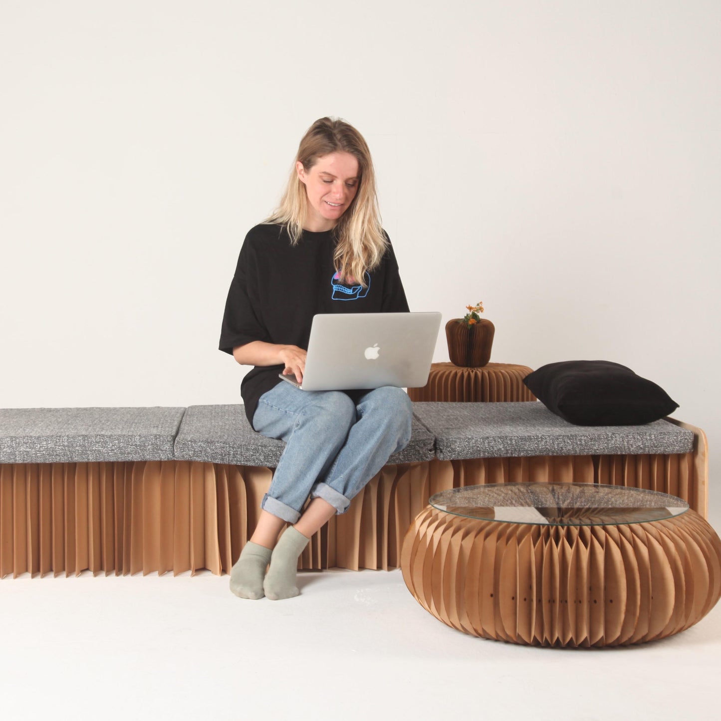 girl using rnkl paper bed with laptop